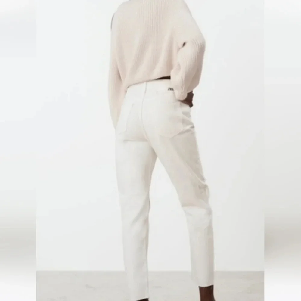 ZARA white distressed Mom fit jeans. Size 10. NWT